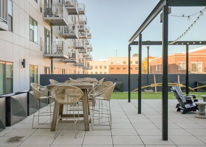 1br W Lounge Pool Gym Nr Metra Chi-863 *