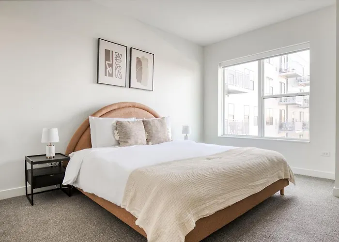 1br W Lounge Pool Gym Nr Metra Chi-863 *