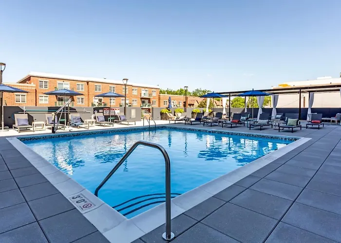 Apartment 1br W Lounge Pool Gym Nr Metra Chi-863